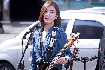 简介:最近韩国贝斯手智仁,中文弹唱《夜空中最亮的星》.