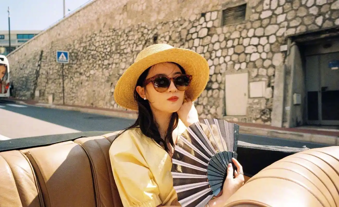 刘亦菲最新夏日写真大片,法式淡黄色连衣裙清新时髦