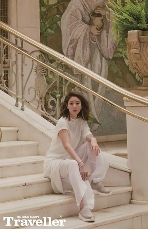 52岁美魔女金成玲夏威夷拍写真 海边漫步冻龄迷人_新浪图片