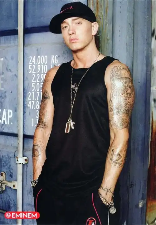 求阿姆左手背上那个纹身是什么样子?还有下面,有没有人可以画出来呀?