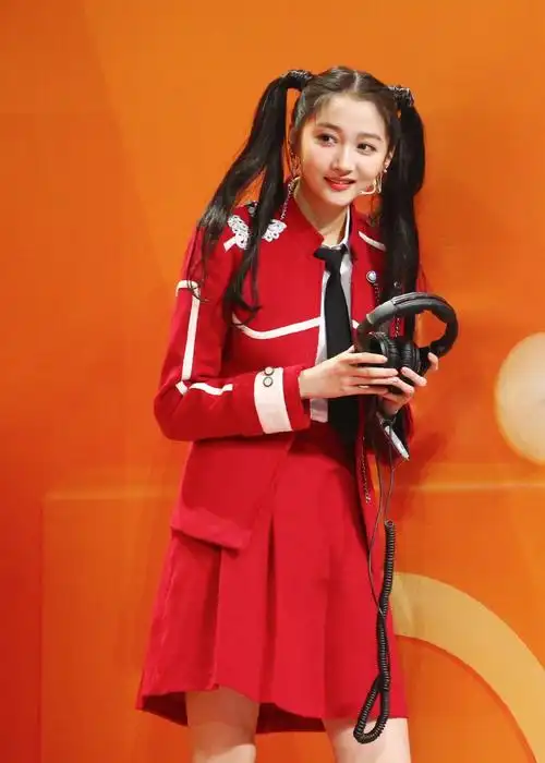 关晓彤《王牌对王牌》节目新造型,大红服饰搭配双马尾,干净甜美