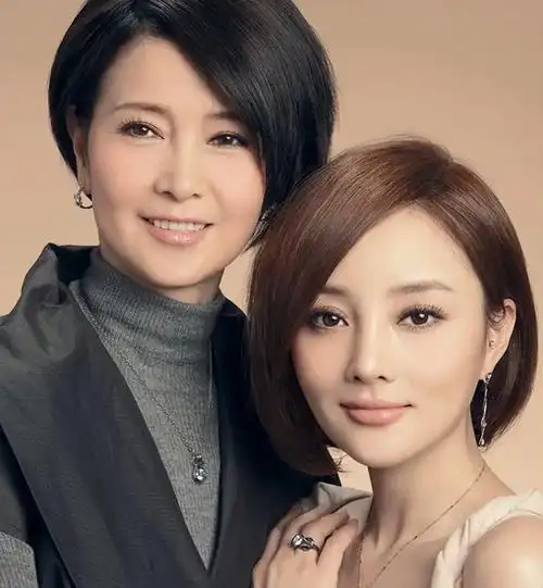 张伟欣与李小璐合照!混血五官经致,披万元围巾太豪气