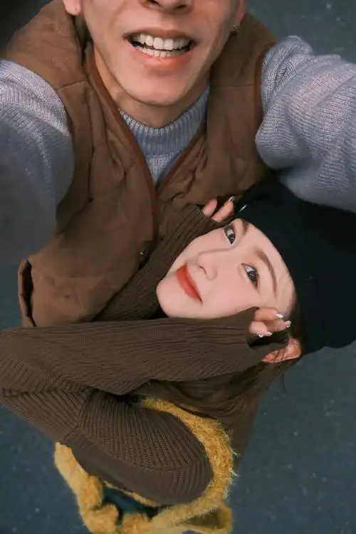 情侣出去玩的拍照姿势!