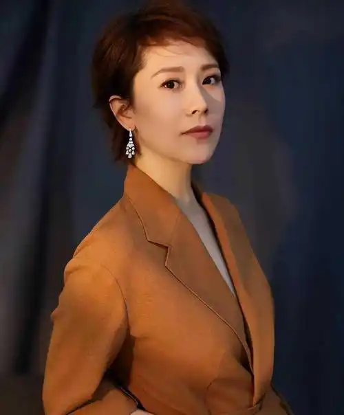 娱乐圈8位一眼万年的短发美女,郭采洁孙俪袁立,个个美出新高度_演技