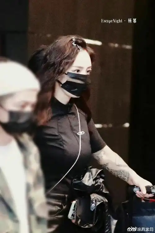 杨幂手臂纹身错位图