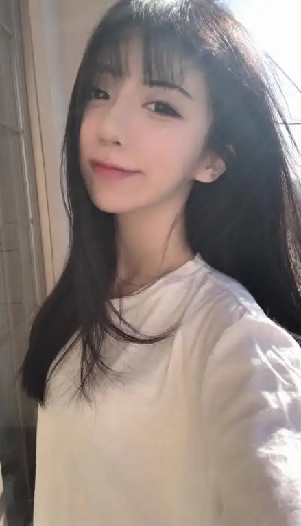 游戏主播呆妹儿素颜照获好评,素颜比化妆漂亮,网友:初恋的感觉