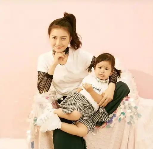 猎冰主演包文婧牵手男星包贝尔丈夫一次次将她感动哭