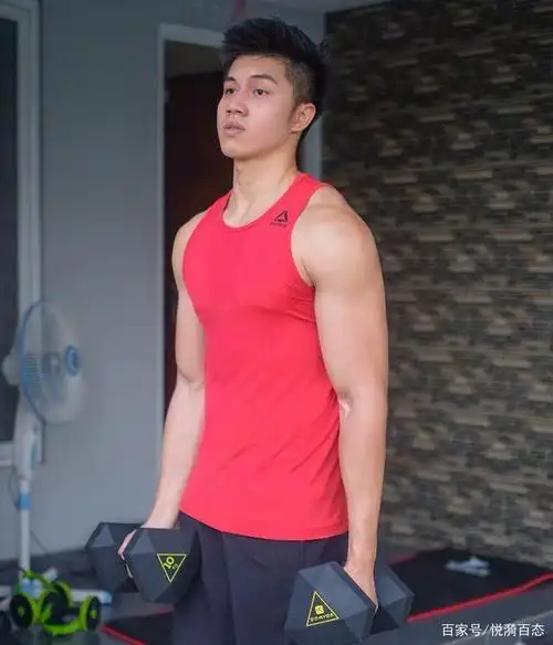 爱健身的男生真是阳光帅气,扎实的肌肉犹如艺术品