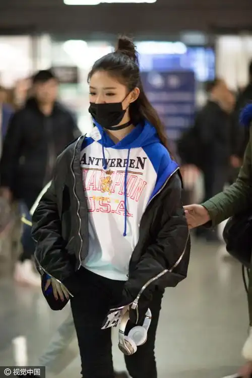 林允疑现身机场展甜笑 梳半丸子头不拘小节