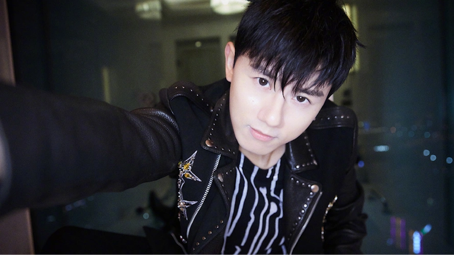 张杰为《天猫双11狂欢夜》彩排 穿牛仔夹克外套背影超帅