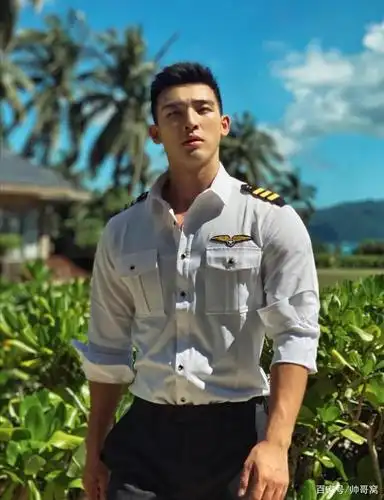 身材高大威猛的95后小狼狗,颜值爆棚,多才多艺的男生最爱欢迎!