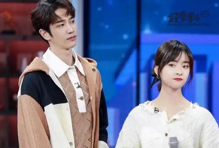 演员沈月恋情疑曝光与神秘男子街头亲密互动被拍