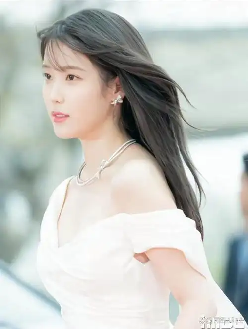 iu走红毯身着白色吊带,飘逸的长发引发广大网友热议!