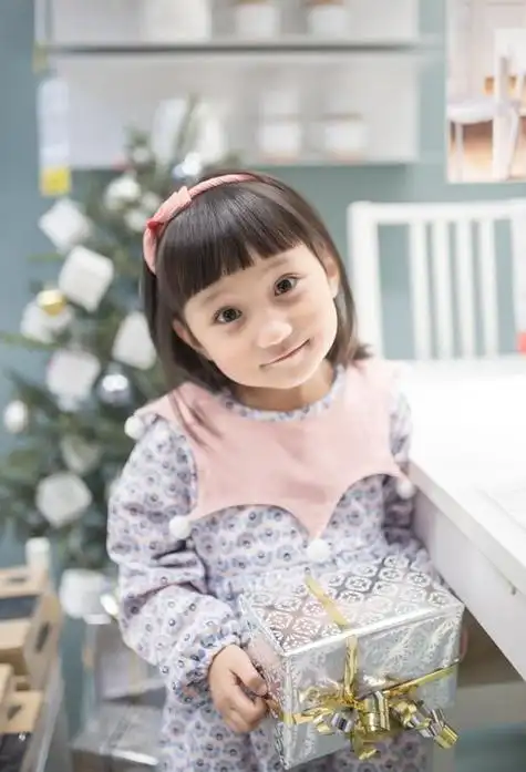 小女孩短头发剪齐 刘海发型打造