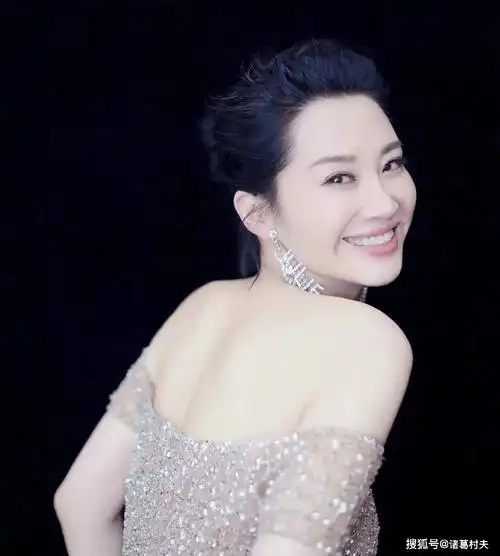 许晴的颜值,可以说是无人能敌.她的五官精致,皮肤白皙,气质高雅.