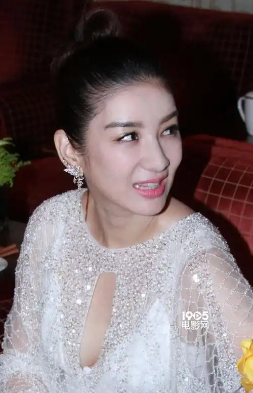 黄奕穿透视美裙秀乳沟 休息室与人热聊性感惹眼