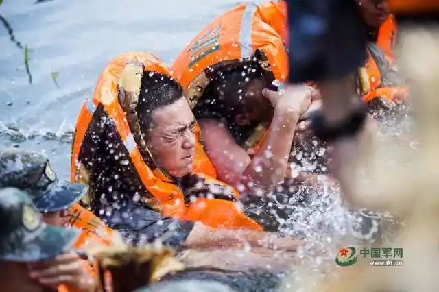 这张人墙照震撼人心军人身体都能做什么112