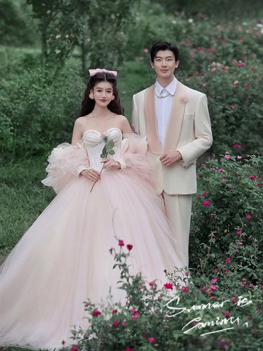 影楼2023新款森系主题服装旅拍婚纱摄影情侣写真拍照浪漫粉色礼服