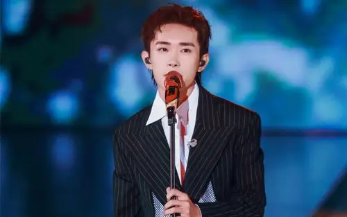 易烊千玺复古放映室立麦系列心向狙击