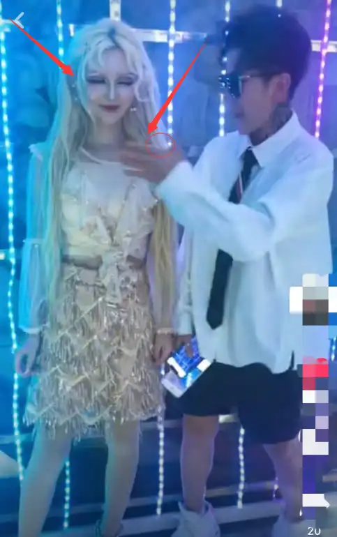 迪丽拉和男友蹦迪?不料被对方袭胸,反应瞬间暴露芭比"私生活"