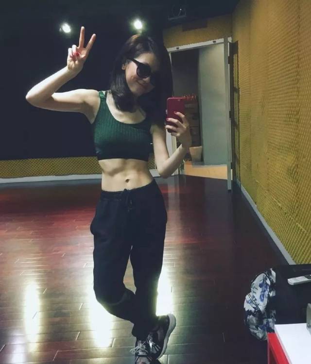 angelababy大秀马甲线,瘦身秘诀在这里.