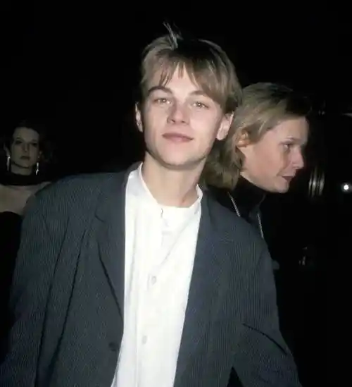 48岁莱昂纳多被女友当众抓屁股,网友爆笑调侃:指甲上都有味道_ceretti