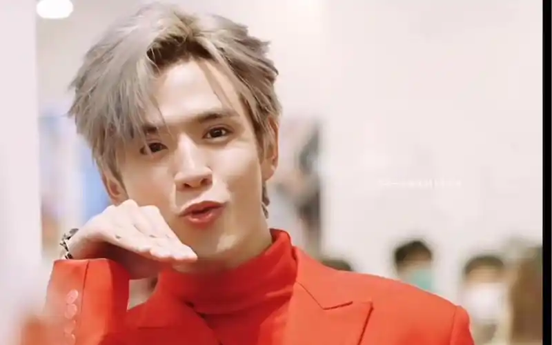 「泰星安利」#泰星人气男星film#粉丝见面会#一袭红衣尽显巨星排面