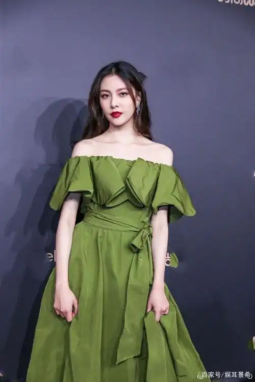 钟楚曦,复古的黑丝绒抹胸拽地长裙,堪称红毯女王,体态优雅身材纤瘦,穿