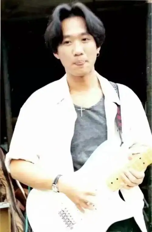 黄家驹的罕见萌照真的是太可爱了