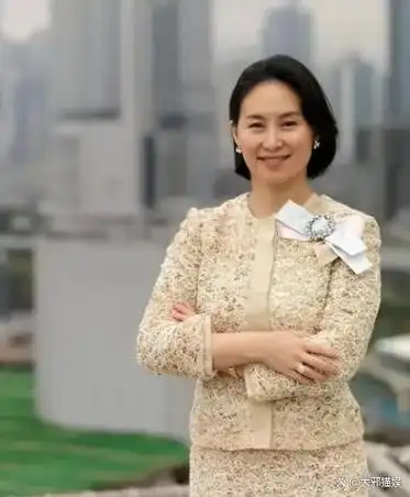 看了何超琼的处境,才懂许晋亨是真铃不清,难怪李嘉欣成不了名媛