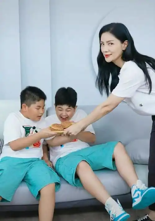 胡可晒安吉小鱼儿运动近照,兄弟俩变化太大引热议,评论区好欢乐