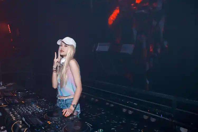 djsally 女神djsally 第二期夜店现场照片收集