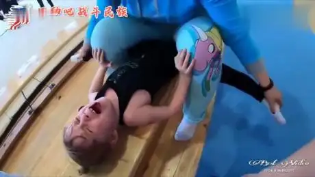 俄罗斯体操"魔鬼教练"给学生压腿,小萝莉叫得太惨了 - 看着都疼-体育