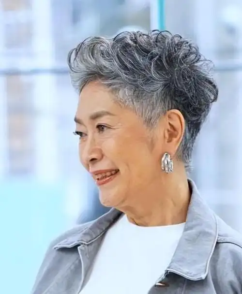 女性走过50岁,尝试改变发型:四种款式让花白头发更时尚