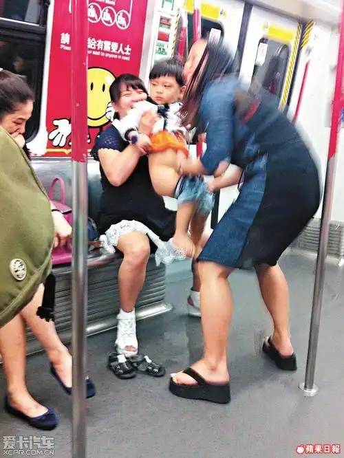 内地童港铁车厢尿尿