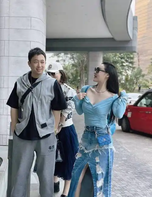 女星孙晶晶穿粉红色长裙与鲜花合照,人比花娇,身材撩人眼球_写真_友人