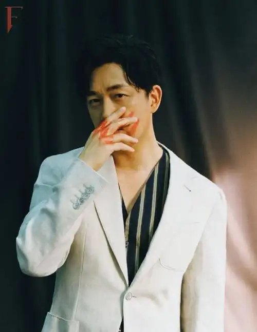 潘粤明晒沙滩随拍照