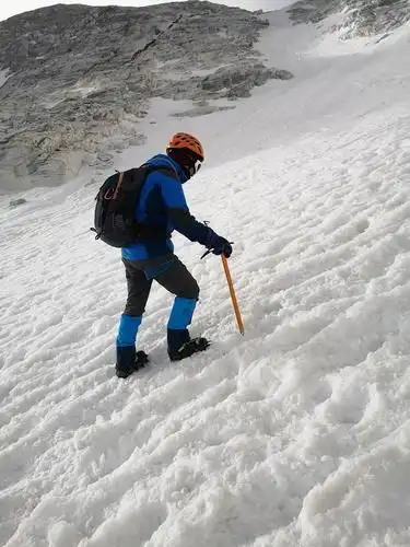 第一次爬雪山,走起来小心翼翼,一路延着前方走过的路,雪深处可到