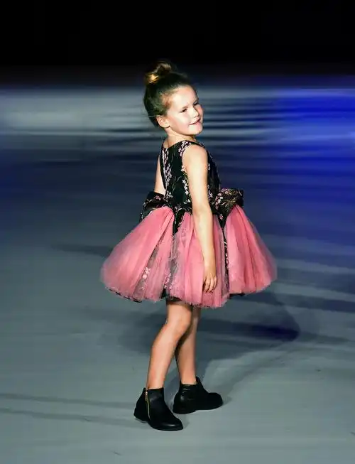 国际t台上的少儿童装秀组照20幅