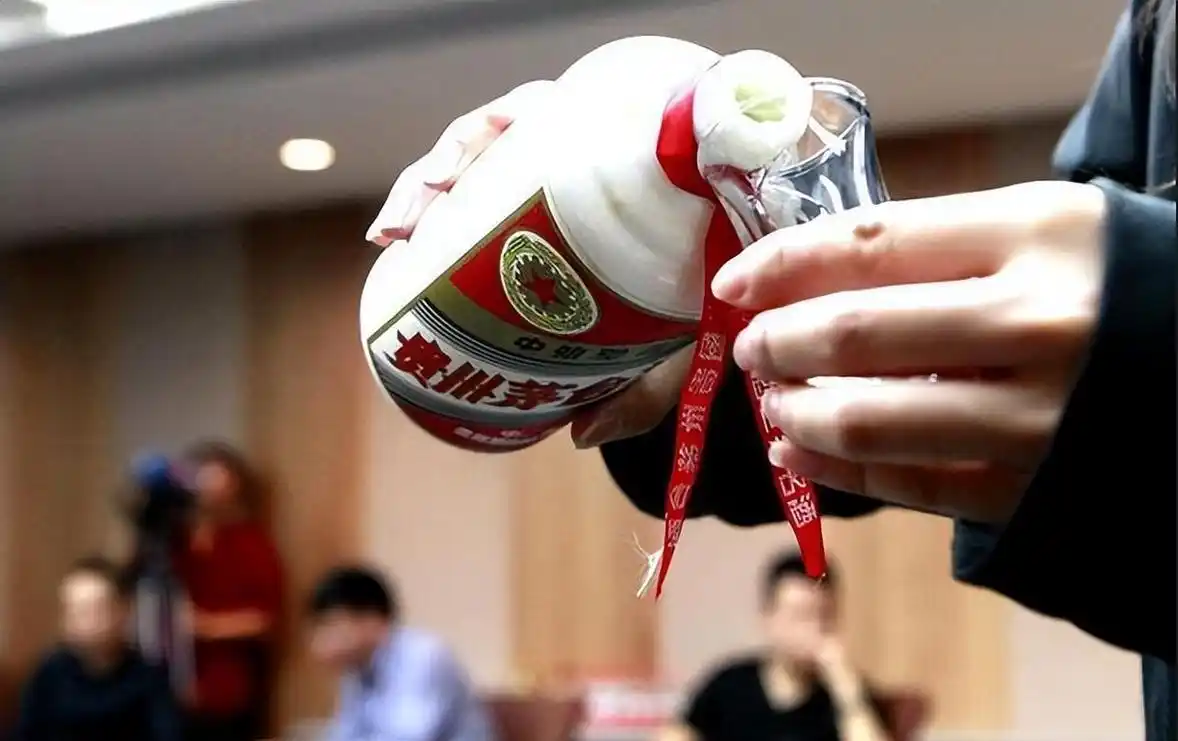 酒桌上不能没有白酒,倒酒艺术就是其中之一!