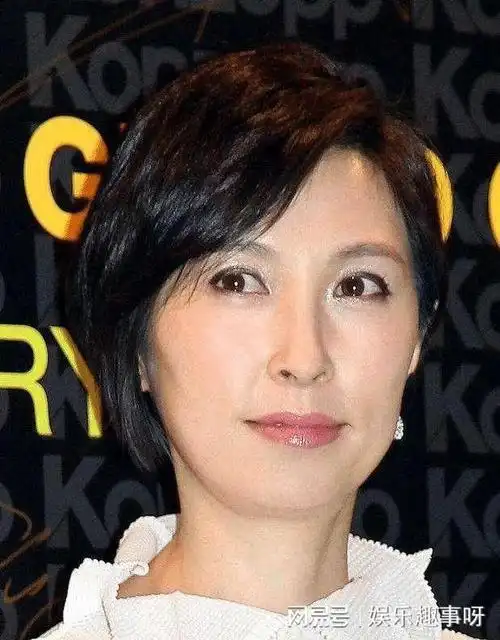 刘青云的妻子郭蔼明近照一对老两口还这么恩爱真是让人嫉妒