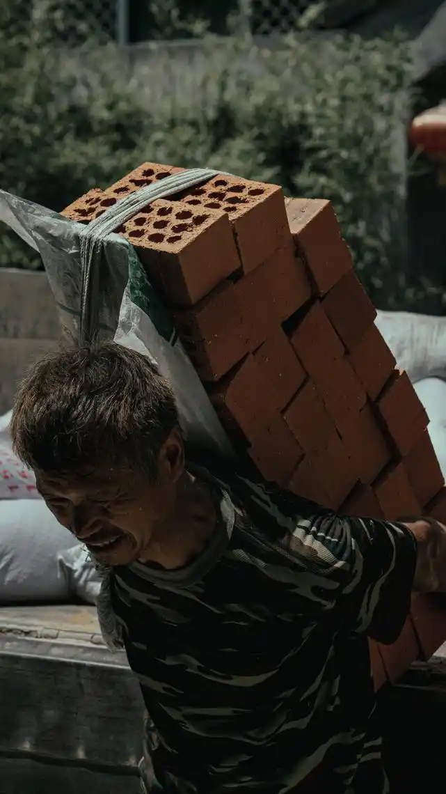 夏日高温下建筑工人搬砖头