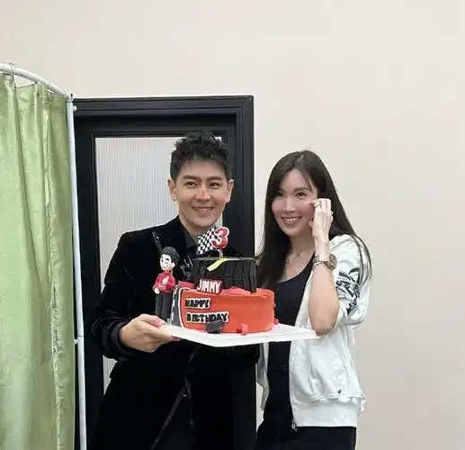 11月30日,林志颖的妻子陈若仪在她的个人社交媒体上分享了一组健身