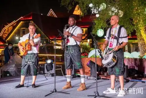 火凤凰酒吧街区里,外国乐队露天进行演奏