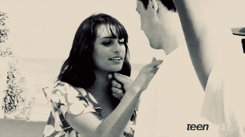 美女暧昧恋爱幸福gif动图_动态图_表情包下载_soogif