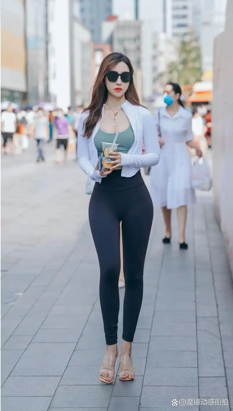 网红模特美女在街头拍摄.