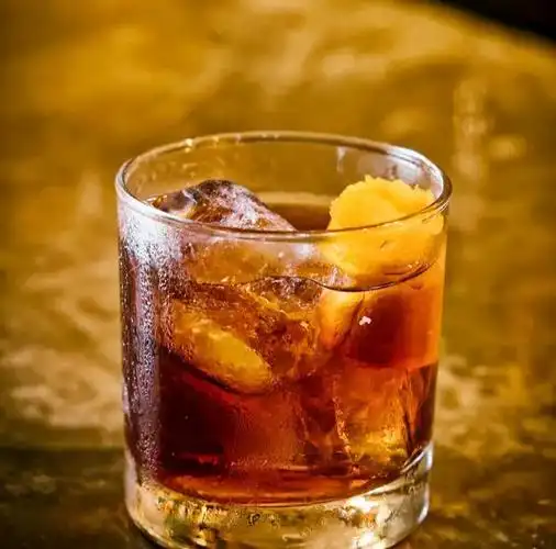 半生己过半生缘,几分酸涩几分甜,满坛烈酒饮过往,且留一杯敬余 - 抖音