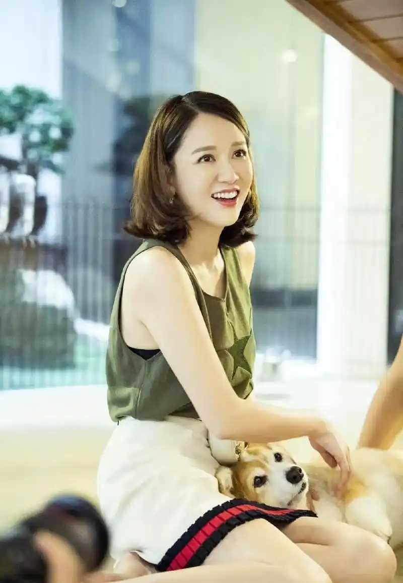 陈乔恩做客艾伦家微卷短发配半裙清新甜美范儿十足