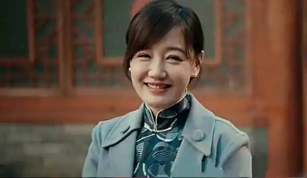 薛佳凝又被提到了,在2003年,当时还在上大学的胡歌与薛佳凝在《天下