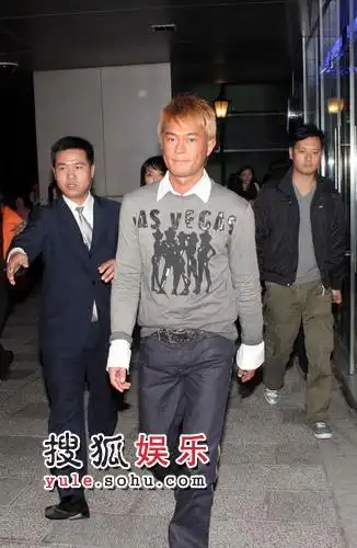 组图:古天乐受邀顶级品牌 童兴致颇高拍不停